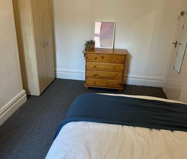 6 bedroom house to rent - Photo 2