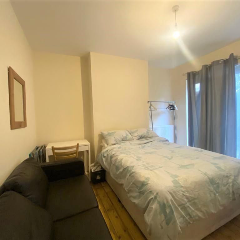 1 bedroom in a house share to rent - Photo 1