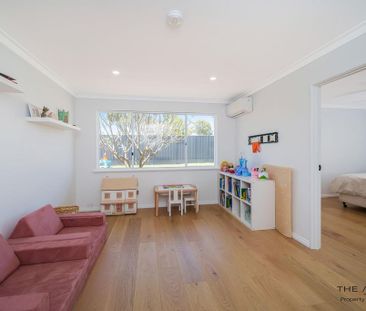 Beautifully Renovated Family Home in a Prime Location - Photo 5