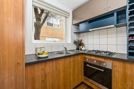 Charming Boutique Apartment with Private Courtyard Appeal - Photo 5