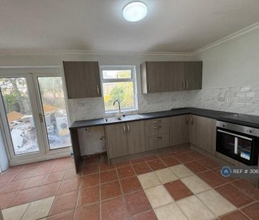 3 bedroom semi-detached house to rent - Photo 6