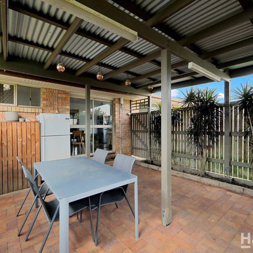 Charming 3 Bedroom Brick Home in a Great Neighbourhood - Photo 1