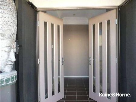 Palm Cove Modern Living 3Bed + Office - Photo 5