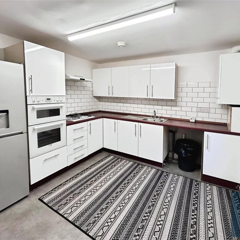 2 bedroom end of terrace house to rent - Photo 1