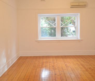 BEACHSIDE ART DECO GEM - GROUND FLOOR WITH COMMUNAL GARDEN! - Photo 2