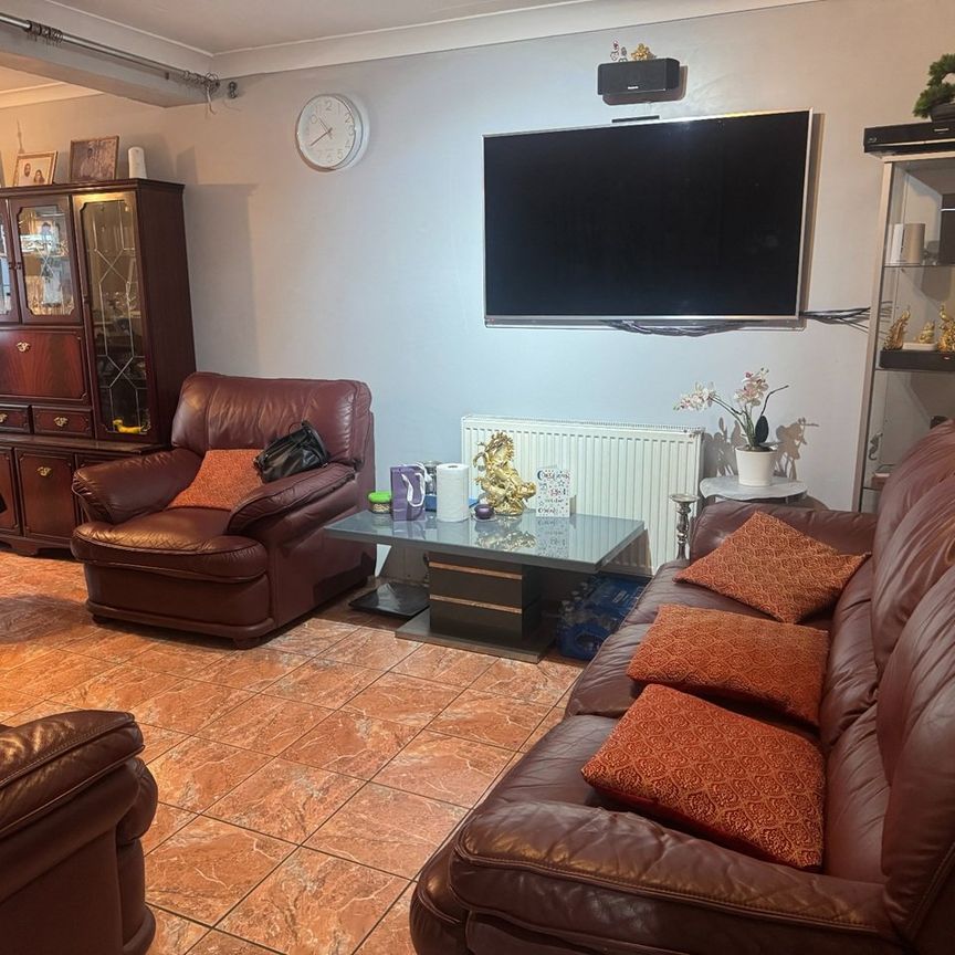 4 Bed End Terrace, Mitcham Road, CR0 - Photo 1