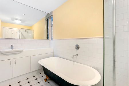 PERIOD PERFECTION IN LIFESTYLE LOCATION! - Photo 4