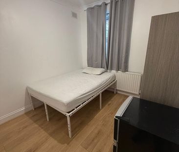 Room in a Shared Flat, Colegrave Road, E15 - Photo 2