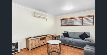 SPACIOUS FOUR BEDROOM HOME IN PRIME LOCATION ! - Photo 2