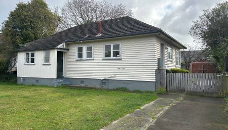 Character Home, in the right spot! - Photo 2