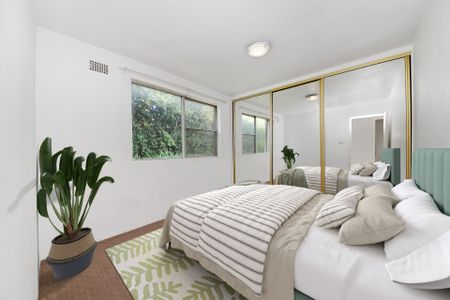 Bright Three-Bedroom Apartment with Sweeping Ocean and District Views - Photo 2