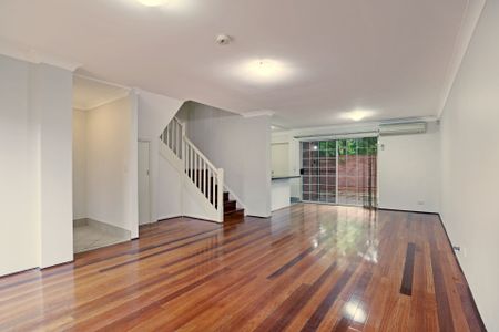 Spacious 3-Bedroom Townhouse with Double Parking - Photo 3