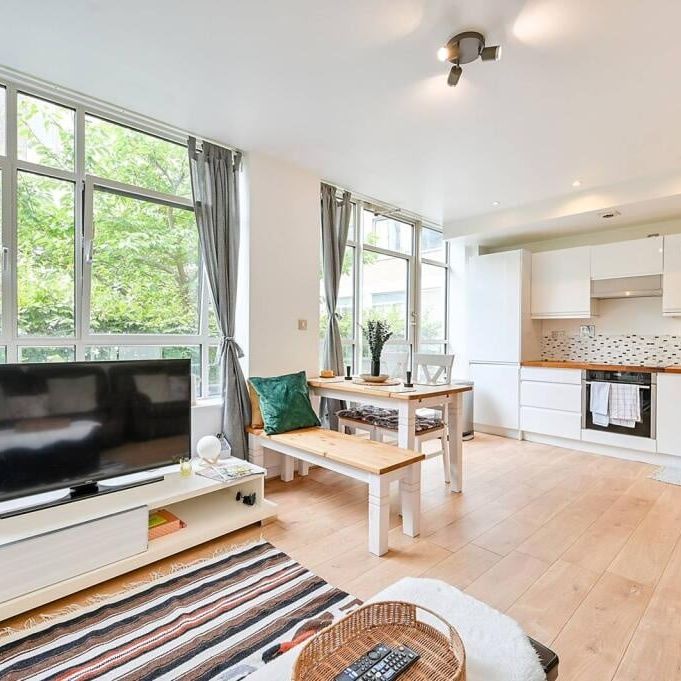 2 Bed Flat, Wallis House, TW8 - Photo 1