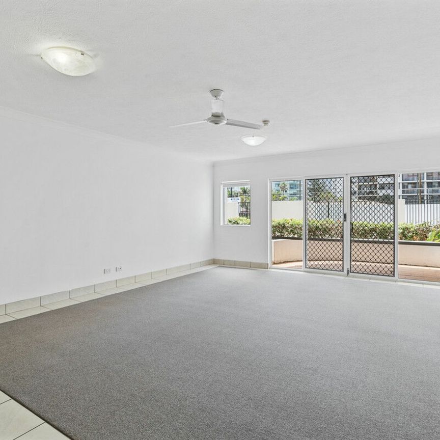 Beachfront Living in Surfers Paradise! - Photo 1