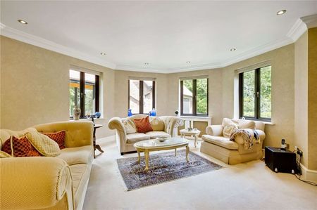 A sophisticated family residence located in the sought after St. George’s Hill Private Estate. - Photo 2