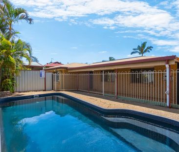 A SUMMER STUNNER - ENTERTAIN, RELAX & LIVE YOUR BEST LIFE - Photo 2