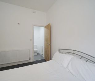 6 bedroom House in Delph Mount, Leeds - Photo 4