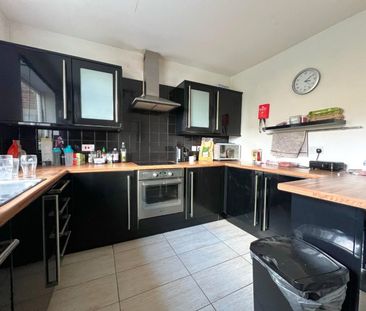 3 bedroom Flat To Let - Photo 3