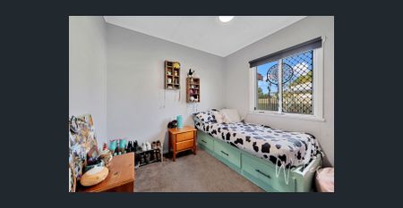 CENTRALLY LOCATED THREE BEDROOM HOME! - Photo 3