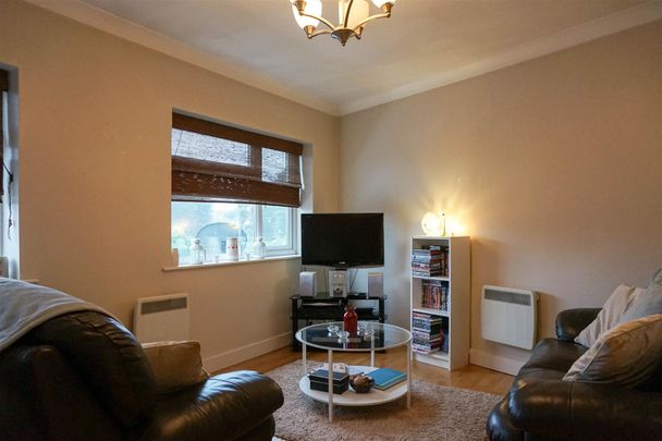 Flat A, 8 St Anns Road, Headingley, Leeds, LS6 3NX - Photo 1