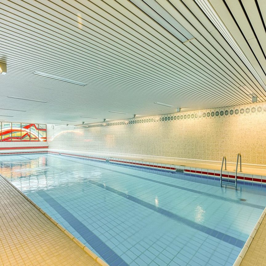 +++ großzügig & exklusiv modernisiert - 20-Meter-Schwimmbad & Sauna im Haus - inkl. EBK & TG +++ - Foto 1