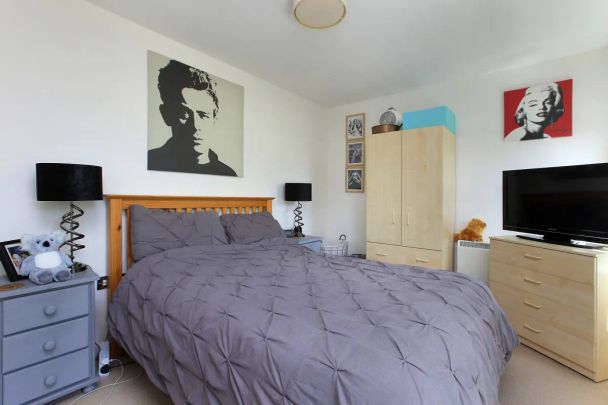 2 bedroom flat in Battersea Park Road - Photo 1