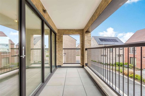 A well presented two bedroom coach house with garage - Photo 1