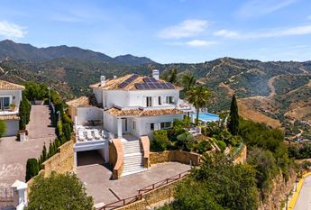 Luxury Villa for rent in Marbella Del Este, Andalusia