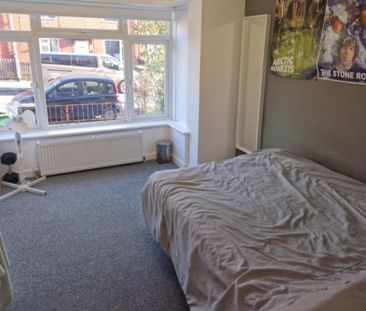 7 Bed - 150 Ash Road, Headingley, Leeds - LS6 3HB - Student - Photo 3