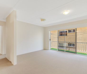 CENTRAL COOLANGATTA TWO BEDROOM UNIT - Photo 2