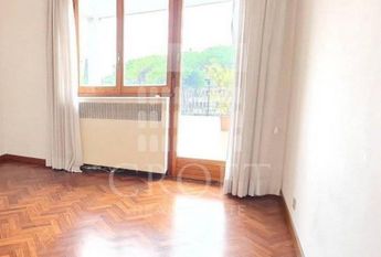 Attic-Cassia: 250mq. Top floor in addition to 250mq. of panoramic terraces. Spacious living, dining, 5 bedrooms, 3 baths, maid’s room, 3 panoramic terraces, parking, silent,. Located at begining of Cassia, near Schools. Ref 160