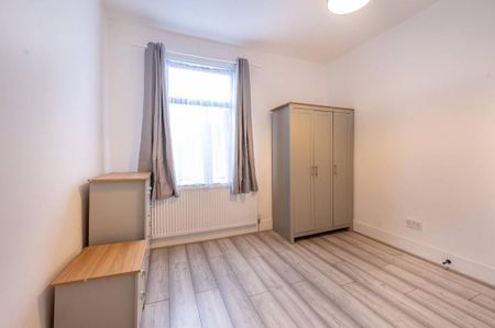 4 bedroom flat to rent - Photo 2