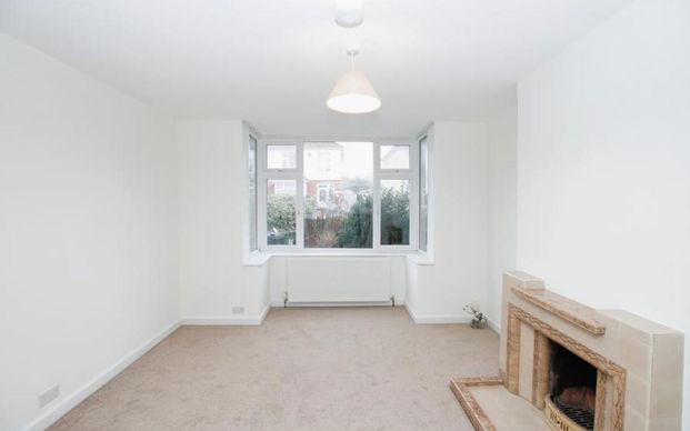 Unfurnished three bedroom semi-detached family house. Available now! - Photo 1