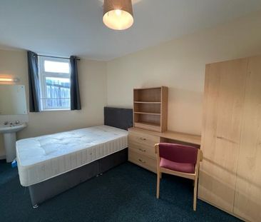 1 bedroom in a flat share to rent - Photo 4