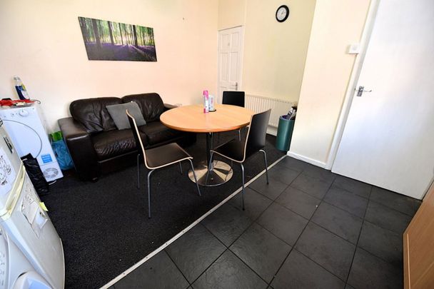 2 bedroom House in Hyde Park, Leeds - Photo 1