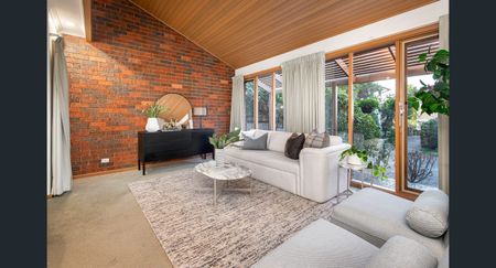 Spacious, Single-Level Living in the Heart of Kew - Photo 4