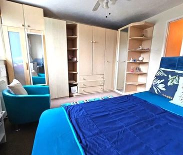 Shellfield Close, Staines-upon-Thames, Surrey, TW19 6BX - Photo 3