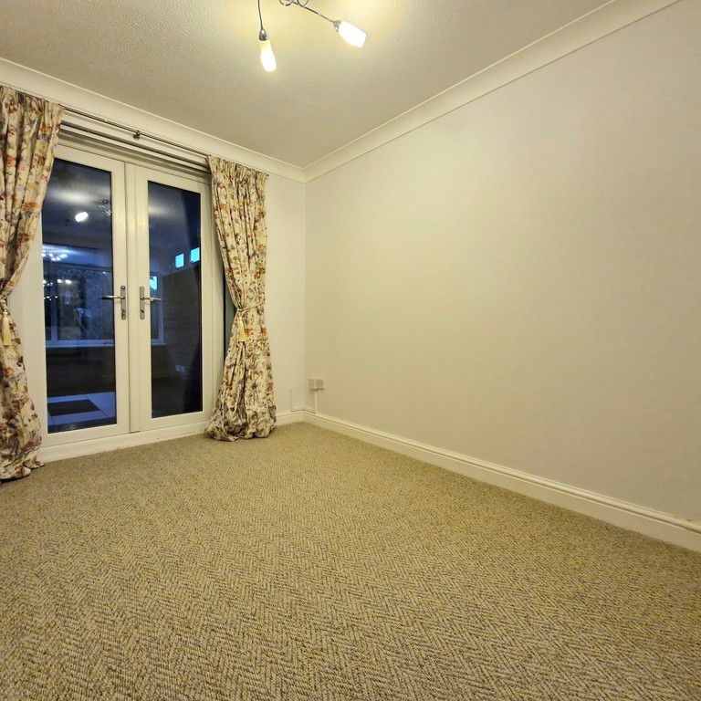 3 bedroom semi-detached to let - Photo 1