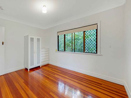 Charming Queenslander Living in the Heart of Stafford - Photo 4