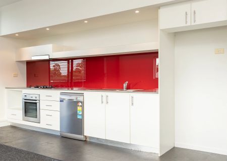 One Bedroom Apartment in Newtown - Photo 3