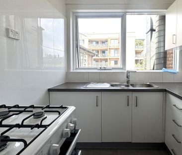 Updated 2 Bedroom Apartment - Handy Location - Photo 4