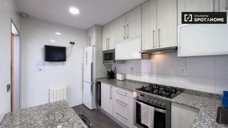 4 room luxury Flat for rent in L'Hospitalet de Llobregat, Spain - Photo 2