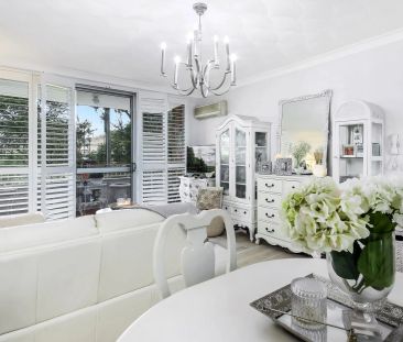 Two Bedroom Apartment In Convenient Location - Photo 2