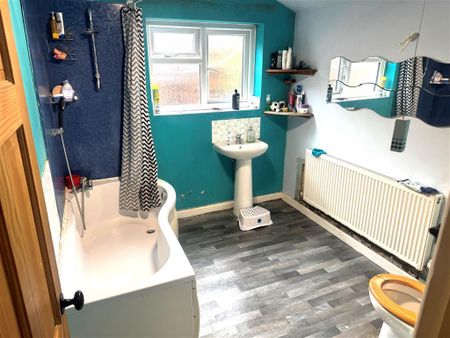 3 bedroom semi-detached house to rent - Photo 5