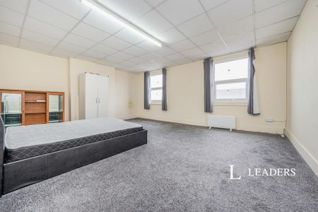 3 bedroom flat to rent - Photo 4