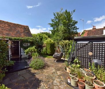 Character cottage with separate garden office - Photo 1