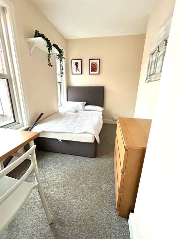 Room in a Shared House, Cromwell Road, SO15 - Photo 2