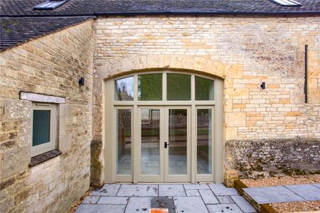 A beautiful barn conversion located in the picturesque village of Hawling - Photo 5