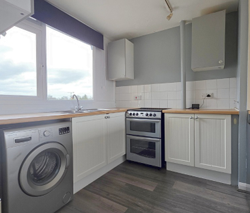 2 bed flat to rent in Burford Court, Rances Lane, Wokingham, Berksh... - Photo 4