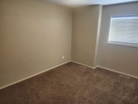 Beautiful 3 Bedroom Townhouse in Blackfalds - Photo 3